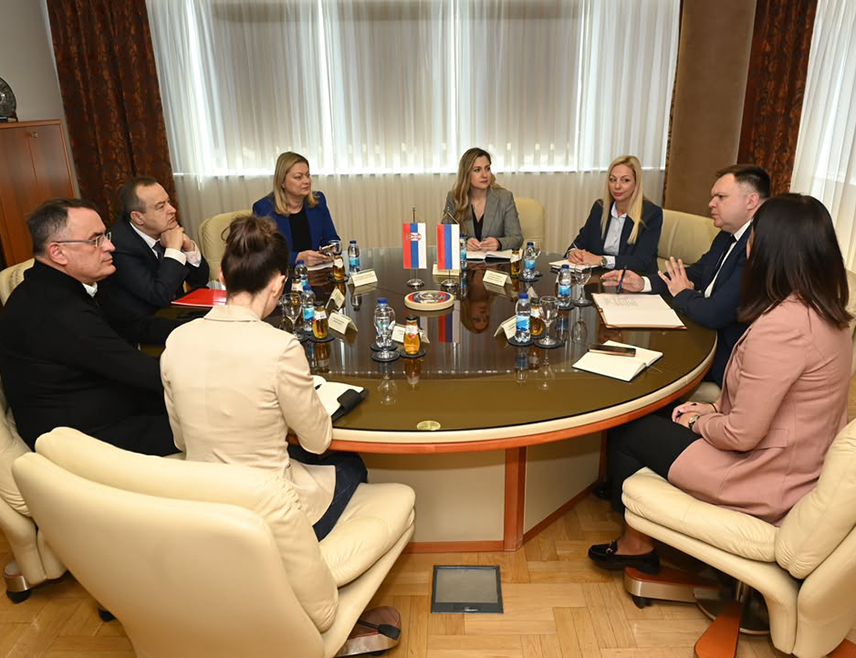 БАЊАЛУКА, 18. АПРИЛА /СРНА/ - Министри унутрашњих послова Републике Српске и Србије  Жељко Будимир и Ивица Дачић разговарали су данас у Бањалуци о унапређењу сарадње два министарства у области безбједности.