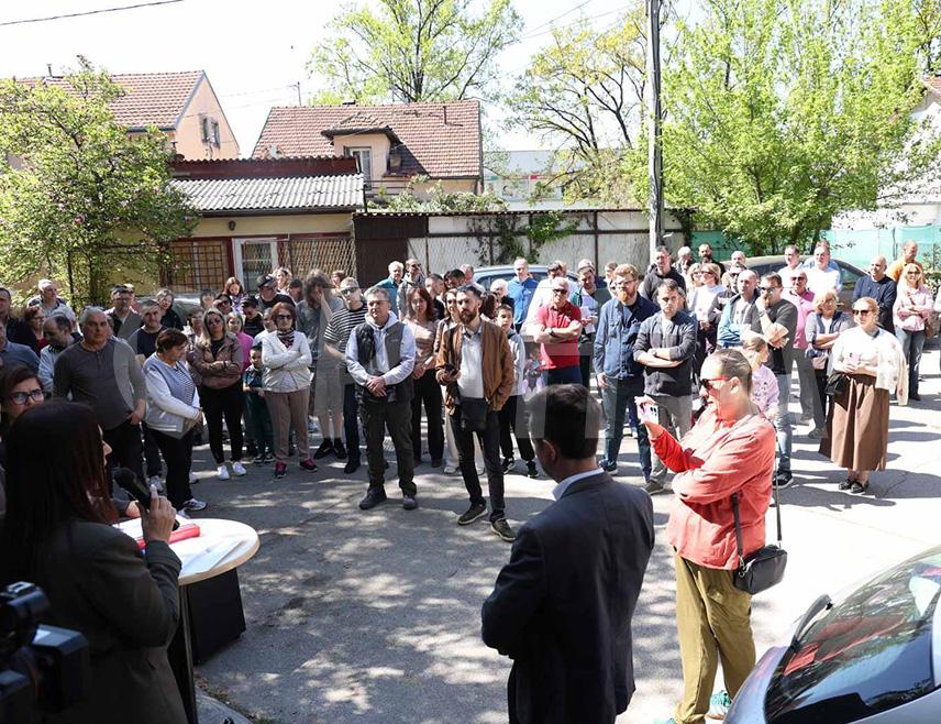 БАЊАЛУКА, 18. АПРИЛА /СРНА/ - Мјештани Лоркиног насеља у Бањалуци окупили су се данас на мирном протесту под називом "Ни метар мимо плана", поручивши да не желе дозволити градњу која угрожава насеље и квалитет живота.