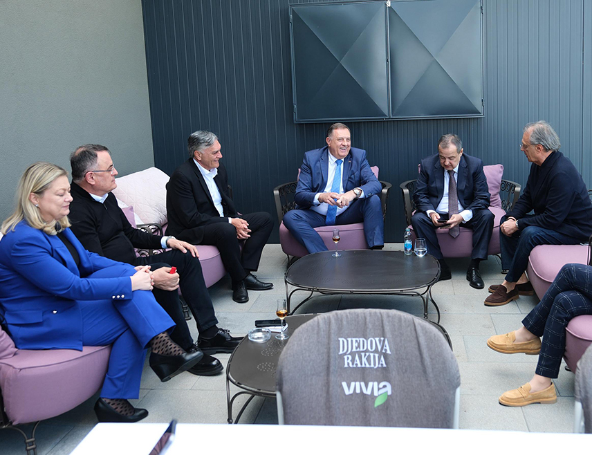 ЛАКTАШИ, 18. АПРИЛА /СРНА/ - Предсједник СНСД-а Милорад Додик угостио је данас предсједника Социјалистичке партије Србије Ивицу Дачића, истичући да су његова снага и енергија увијек биле на располагању Републици Српској.