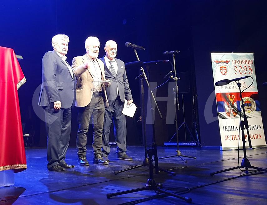 ИСТОЧНО НОВО САРАЈЕВО, 18. АПРИЛА /СРНА/ - Ђорђо Сладоје добитник је овогодише награде "Добрица Ерић", која је додијељена вечерас у Источном Сарајеву на Академији у оквиру Сусрета српских земаља.