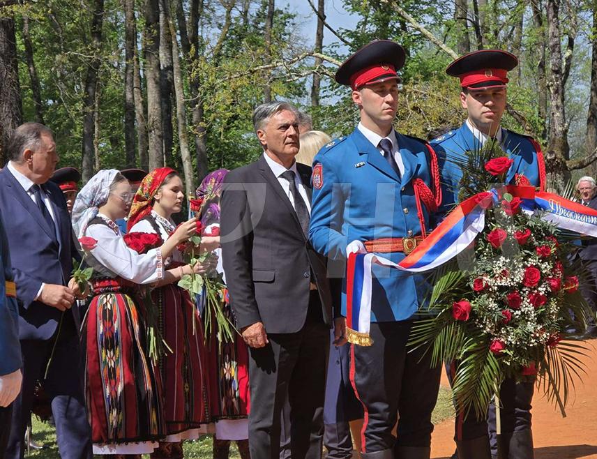 КОЗАРСКА ДУБИЦА, 19. АПРИЛА /СРНА/ - На Гробном пољу Tополе у Спомен-подручју Доња Градина код Козарске Дубице положени су вијенци у знак сјећања на пола милиона Срба, 40.000 Рома и 33.000 Јевреја убијених у јасеновачком систему концентрационих логора Независне Државе Хрватске /НДХ/ и њиховом највећем стратишту Доњој Градини.
