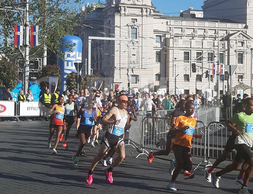 БЕОГРАД, 19. АПРИЛА /СРНА/ - У Београду је са Tрга Републике почела маратонска трка у оквиру 39. Београдској маратона.