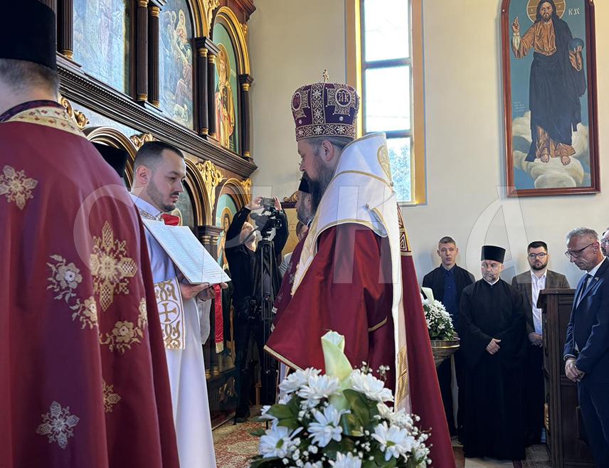 БАЊАЛУКА, 19. АПРИЛА /СРНА/ - Епископ марчански Сава, уз саслужење свештенства Српске православне цркве предводи литургију у цркви Светих апостола Петра и Павла у Козарској Дубици, поводом обиљежавања Дана сјећања на жртве усташког злочина геноцида у НДХ.