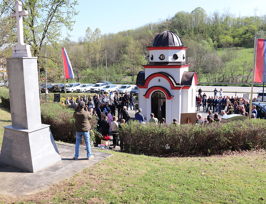 ДЕРВЕНТА, 19. АПРИЛА /СРНА/ - У Дервенти су данас у Спомен-комплексу "Чардак" обиљежене 34 године од страдања 37 Срба из насеља Чардак, уз поруку да је вјечни завјет да никада не буду заборављене жртве које су убили припадници војске Хрватске и хрватско-муслиманских паравојних формација.