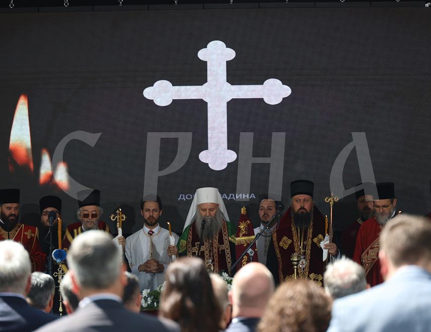 КОЗАРСКА ДУБИЦА, 19. АПРИЛА /СРНА/ - Његова свестост патријарх српски Порфирије уз саслужење више епископа и свештеника Српске правславне цркве /СПЦ/ служи на платоу поред гробног поља Тополе у Спомен-подручју Доња Градина парастос и помен за 700.000 невино страдалих Срба, Јевреја и Рома убијених у јасеновачком систему концентрационих логора у Независној Држави Хрватској /НДХ/.