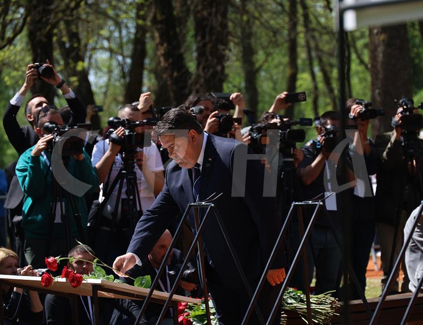 ДОЊА ГРАДИНА, 19. АПРИЛА /СРНА/ - Предсједник Народне скупштине Републике Српске Ненад Стевандић рекао је да је српски народ сатанизован стереотипним лажима да би се сакривала истина о највећем геноциду у овом дијелу Европе и Србима као највећим жртвама уз Јевреје и Роме.