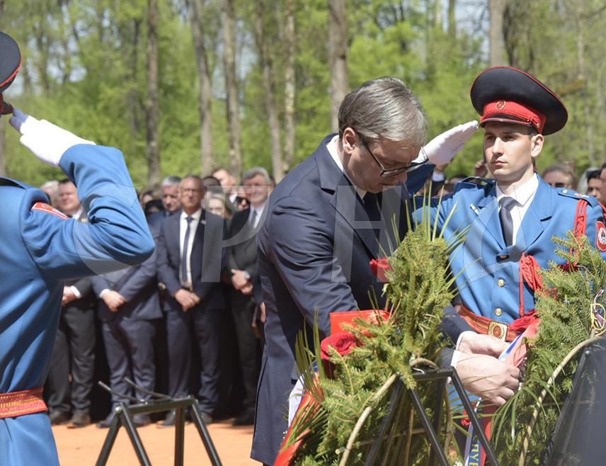 ДОЊА ГРАДИНА, 19. АПРИЛА /СРНА/ - Предсједник Србије Александар Вучић рекао је данас у Доњој Градини да ревизија историје не постоји само у Хрватској, него постоје покушаји ревизије историје у добром дијелу свијета и да се томе требају супротставити слободарски народи.