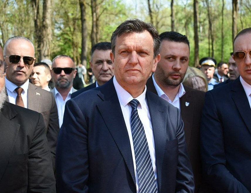 ДОЊА ГРАДИНА, 19. АПРИЛА /СРНА/ - Предсједник СДС-а Бранко Блануша рекао је да је Доња Градина мјесто великог страдања и вјечне опомене и да жртве геноцида у НДХ никада не смију бити заборављене.