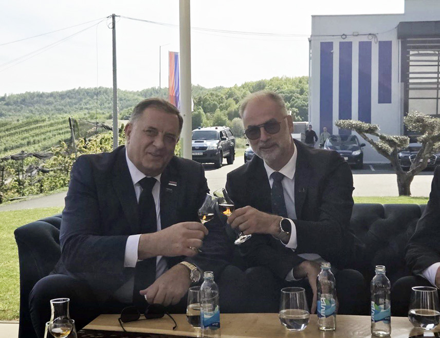 БАЊАЛУКА, 19. АПРИЛА /СРНА/ - Предсједник СНСД-а Милорад Додик разговарао је данас са потпредсједником Владе Сјеверне Македоније Иваном Стоилковићем о положају и повезивању српског народа у региону.