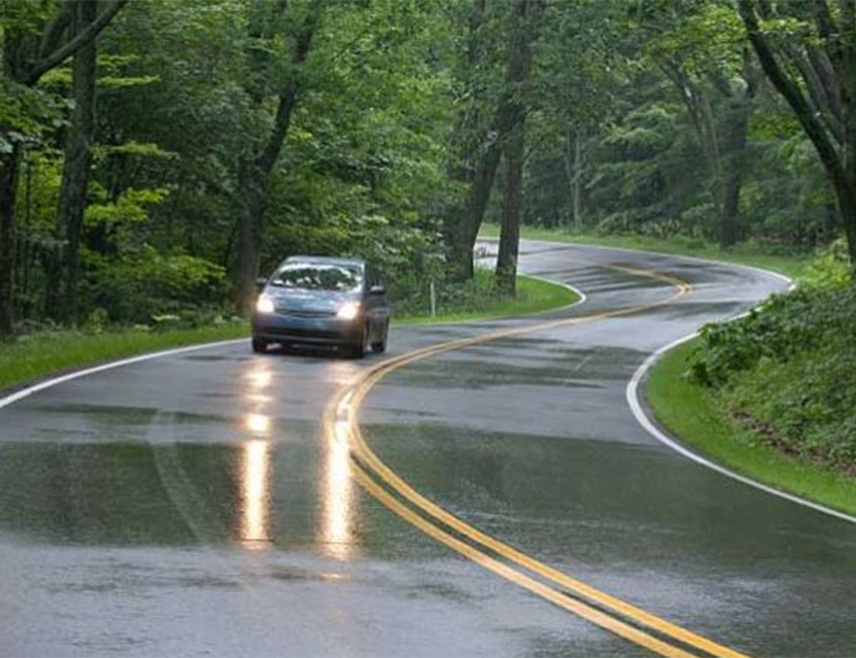 БАЊАЛУКА, 20. АПРИЛА /СРНА/ - Саобраћај се на већини путева у Републици Српској и ФБиХ одвија несметано, али се возачима на сјеворозападном подручју савјетује опрез због мокрих и клизавих коловоза, саопштено је јутрос из Ауто-мото савеза /АМС/ Српске.