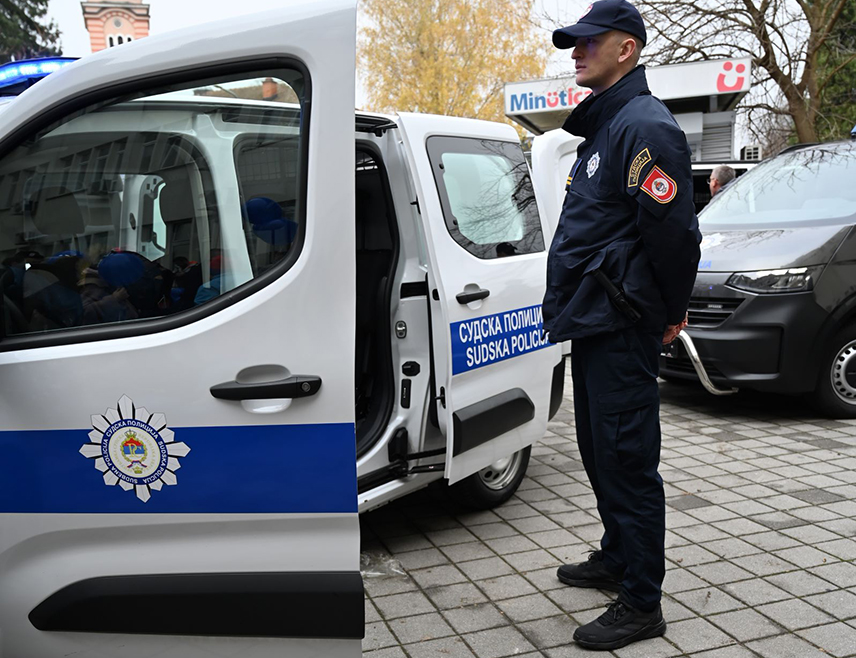 БАЊАЛУКА, 20. АПРИЛА /СРНА/ - Мушкарац Р. Д. ухапшен је на подручју Дервенте након што је покушао да побјегне од судских полицајаца, те је спроведен у Казнено-поправни завод у Добоју.