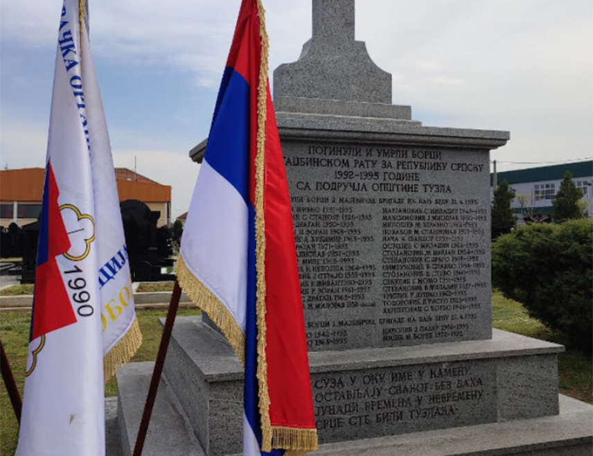 БИЈЕЉИНА, 21. АПРИЛА /СРНА/ - У селу Потраш на Мајевици и на гробљу у Пучилама у Бијељини данас ће бити обиљежене 33 године од битке за Бањ брдо када су у мучком нападу припадника такозване Армије БиХ погинула 33 борца Друге мајевичке бригаде Војске Републике Српске.