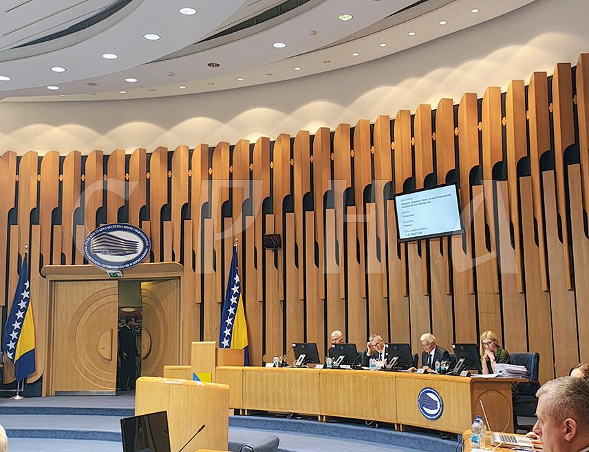 САРАЈЕВО, 20. АПРИЛА /СРНА/ - Одржавање редовне сједнице Дома народа Парламнетарне скупштине под знаком је питања јер нема кворума, па је предсједавајући Кемал Адемовић дао паузу од 15 минута како би покушао да га обезбиједи.