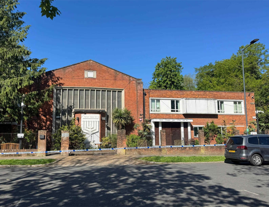 ЛОНДОН, 21. АПРИЛА /СРНА-Ројтерс/ - У оквиру антитерористичке истраге о подметању пожара у синагоги у сјеверном дијелу Лондона оптужен је седамнаестогодишњи тинејџер, саопштила је британска полиција.