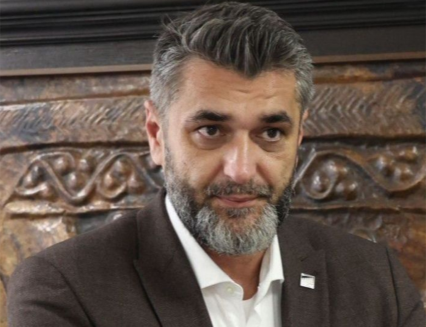 SREBRENICA, APRIL 21 /SRNA/ – The Director of the Srebrenica Memorial Center Emir Suljagić insulted Professor Eugene Kontorovich, a Heritage Foundation expert, in response to his comment on the social network X in which he drew attention to what he described as disturbing Holocaust revisionism coming from Sarajevo.