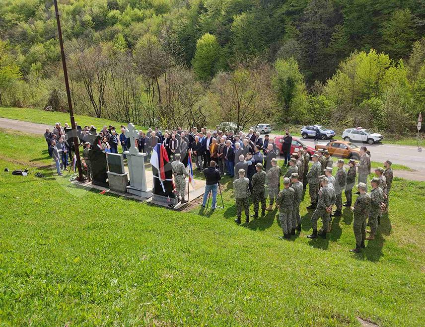 LOPARE, APRIL 21 /SRNA/ – In the village of Potraš near Lopare, a memorial plaque was unveiled and consecrated today for fighters who fell 33 years ago in the Battle of Banj Brdo, which, as stated, helped secure Majevica and Podmajevica and prevented an enemy advance toward Semberija.