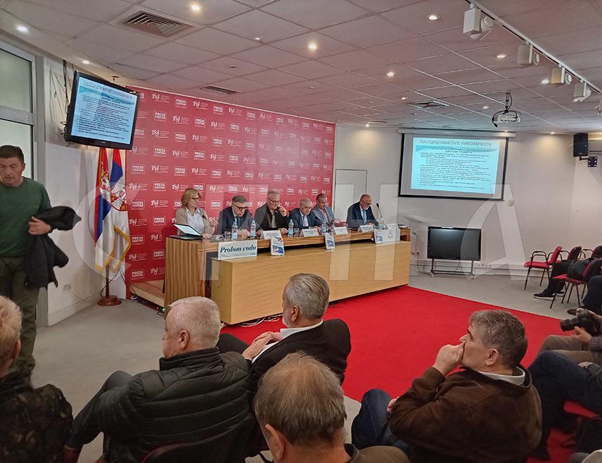 БЕОГРАД, 21. АПРИЛА /СРНА/ - Србији и Републици Српској у вријеме новог хладног рата на првом мјесту морају бити национални интереси и без оклијевања штитити права српског народа, рекао је аутор књиге "Нови хладни рат и друге вруће теме" Винко Пандуревић на промоцији у Београду.