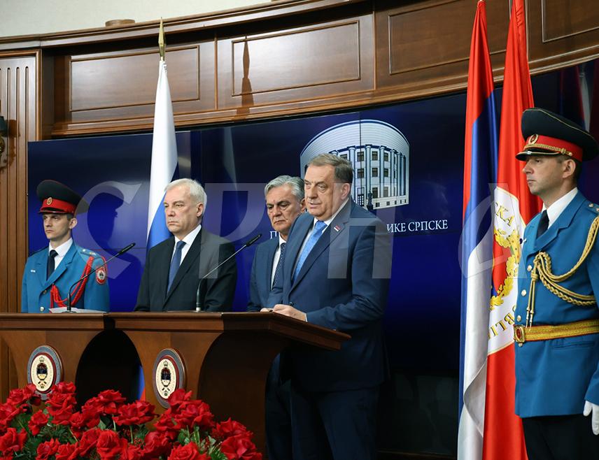 БАЊАЛУКА, 21. АПРИЛА /СРНА/ - Предсједник СНСД-а Милорад Додик рекао је да Република Српска неће дати глас за увођење санкција Русији.