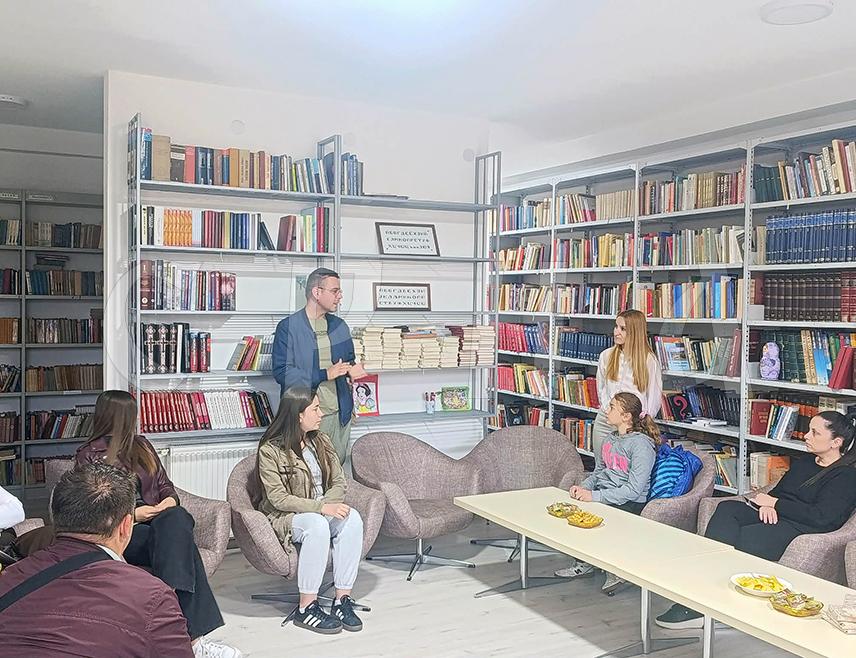 СРБАЦ, 22. АПРИЛА /СРНА/ - Љубитељи књижевности и писане ријечи у Српцу обиљежили су Међународни дан књиге дружењем у просторијама Народне библиотеке.