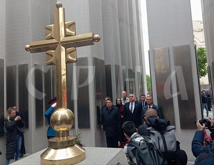 БАЊАЛУКА, 22. АПРИЛА /СРНА/ - На Централном спомен-обиљежју погинулим борцима Војске Републике Српске у протеклом Одбрамбено-отаџбинском рату данас су у Бањалуци положени вијенци поводом Дана града.