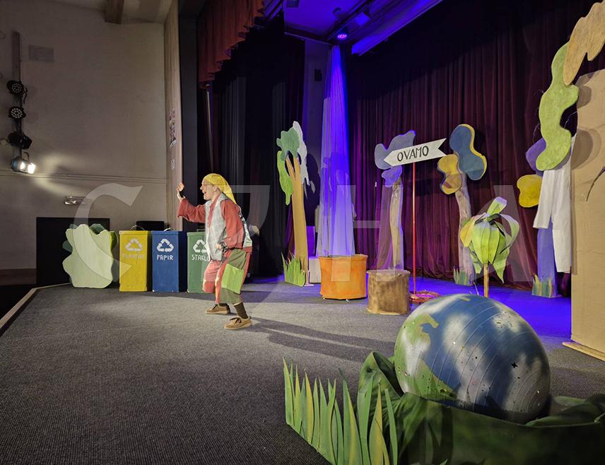 ПАЛЕ, 22. АПРИЛА /СРНА/ - Народно позориште Источно Сарајево данас је на Палама, поводом Дана планете Земље, извело представу за најмлађе под називом "Чувари планете" којом су глумци указали на проблем загађења и важност очувања природних ресурса.