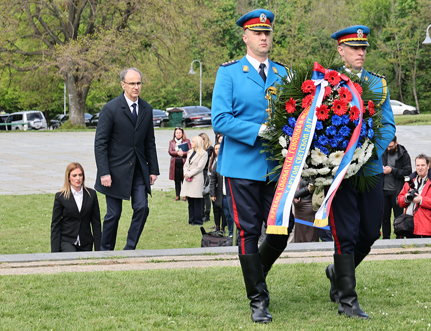 БЕОГРАД, 22. АПРИЛА /СРНА/ - Предсједник Владе Србије Ђуро Мацут рекао је да је стратиште Јајинци у Београду симбол бола и трајног сјећања на десетине хиљада невиних жртава, укључујући Србе, Јевреје, Роме, жене, мушкарце и дјецу, чији су животи одузети у најмрачнијем периоду историје.