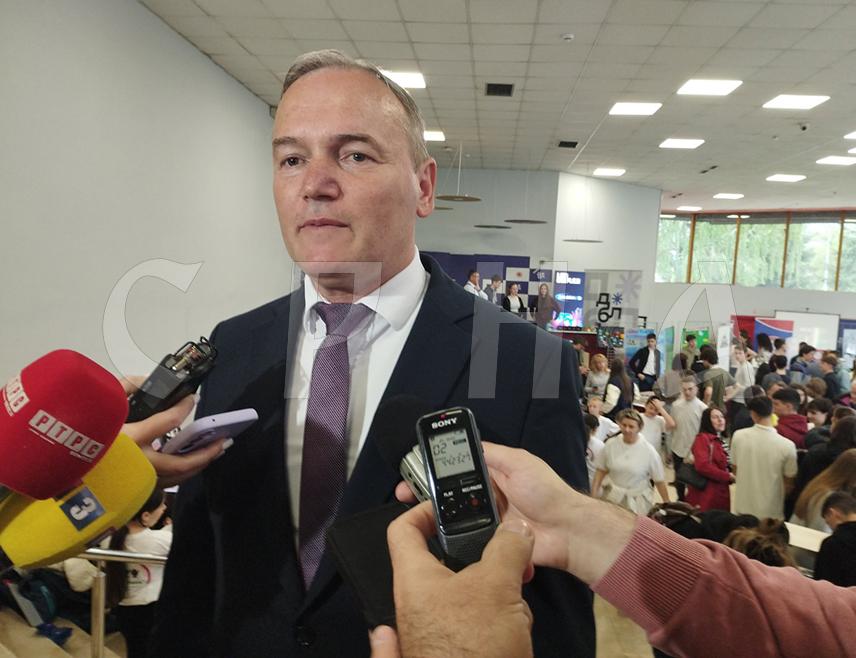 БАЊАЛУКА, 22. АПРИЛА /СРНА/ - Влада Републике Српске наставиће да више улаже у иновациони, еко-систем и у квалитет образовања Српске, рекао је данас помоћник министра за научнотехнолошки развој Зоран Бјелајац на Међународној изложби "Иност младих 2026", на којој ће бити представљено више од 500 иновација из Српске, Русије, Србије, Румуније, Италије, Словеније, Хрватске.