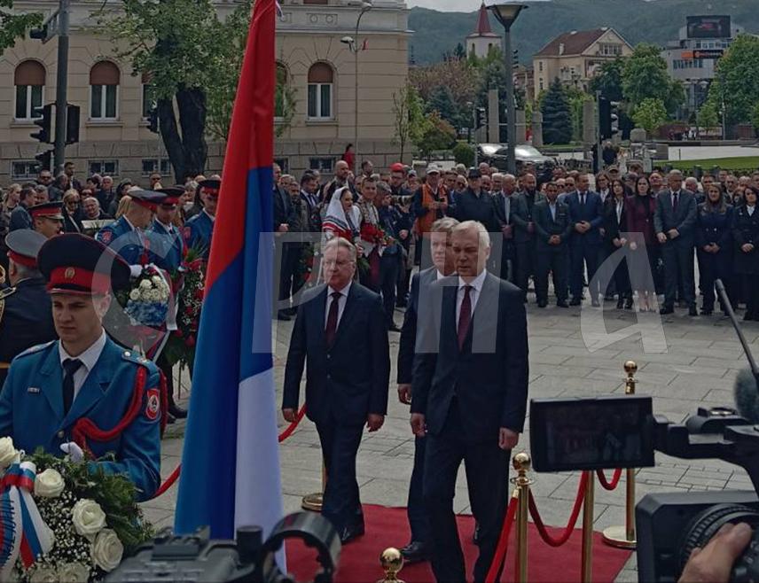 ГРУШКО И КАЛАБУХОВ ПОЛОЖИЛИ ВИЈЕНАЦ КОД СПОМЕН-БИСТЕ МАРШАЛУ ЖУКОВУ