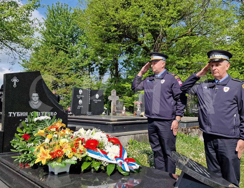 ПРИЈЕДОР, 22. АПРИЛА /СРНА/ - Руководство Полицијске управе Приједор одало је данас почаст полицијском службенику Слађенку Тубину, који је прије седам година изгубио живот обављајући полицијску дужност.