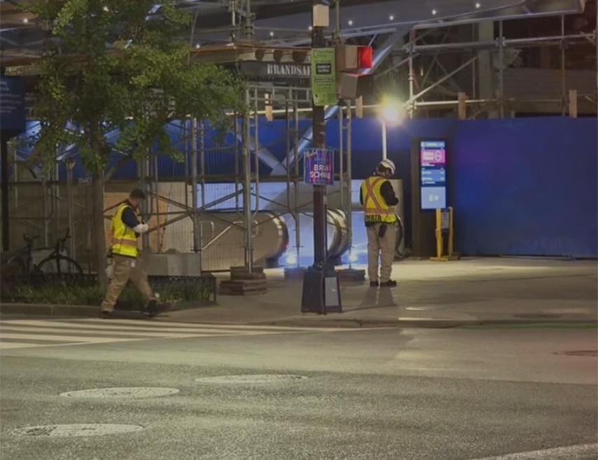 ВАШИНГТОН, 22. АПРИЛА /СРНА - РИА Новости/ - Возило на "Сребрној линији" метро система у Вашингтону ударило је у воз који је стајао на станици метроа "Центар", приликом чега је повријеђено 11 људи, саопштено је из Агенције за јавни превоз у Вашингтону.