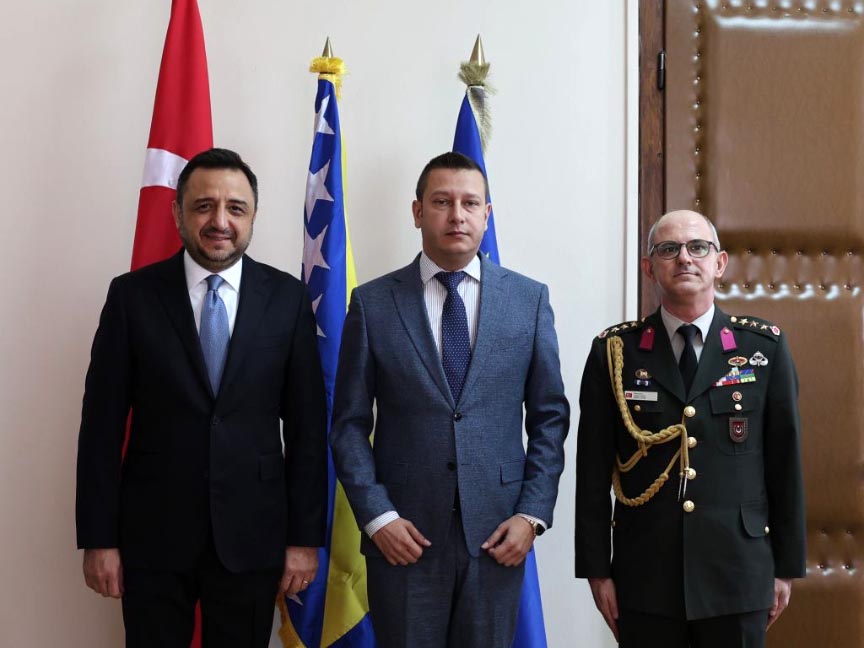 САРАЈЕВО, 22. АПРИЛА /СРНА/ - Замјеник министра одбране у Савјету министара Александар Гогановић разговарао је данас у Сарајеву са амбасадором Републике Турске у БиХ Емином Аксекијем и војним аташеом, бригадиром Муратом Кулом о значају сарадње двије земље, посебно у области одбране.