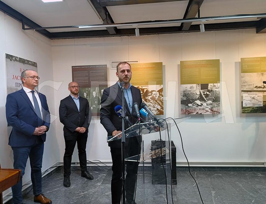 БЕОГРАД, 22. АПРИЛА /СРНА/ - У Библиотеци града Београда данас је отворена изложба "Јасеновац – трајна опомена" којој се кроз текстуалне и фотографске приказе, као и аутентичне предмете, пружају докази о геноциду који је у Независној држави Хрватској /НДХ/ извршен над Србима, Ромима и Јеврејима.