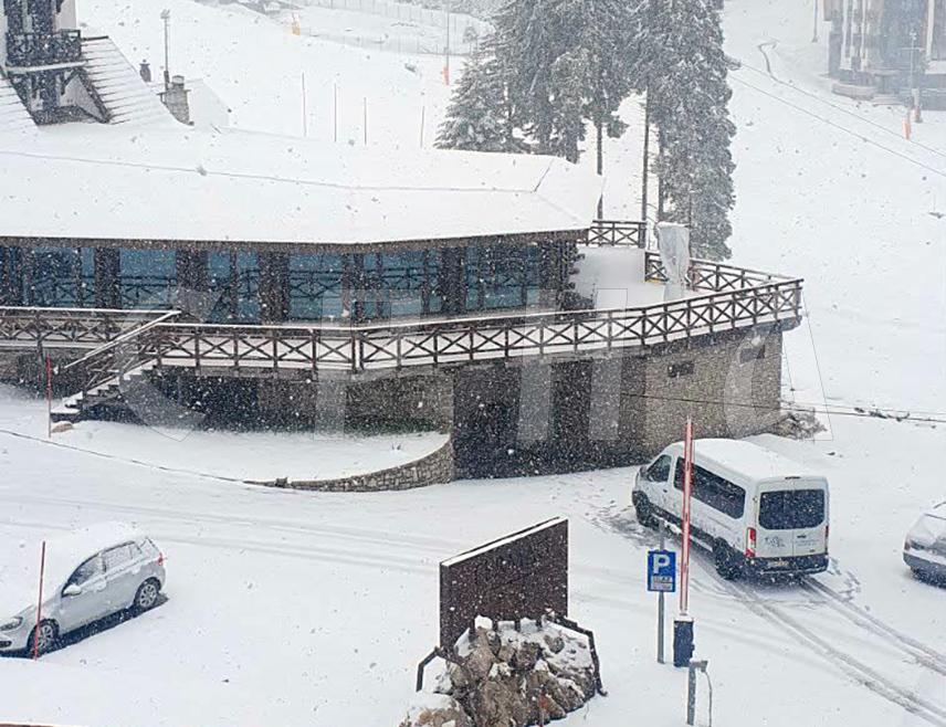 ЈАХОРИНА, 22. АПРИЛА /СРНА/ - На Јахорини је данас пало 10 до 15 центиметара снијега, а екипе "Романијапутева" вечерас ће превентивно посипати саобраћајнице абразивним материјалом.