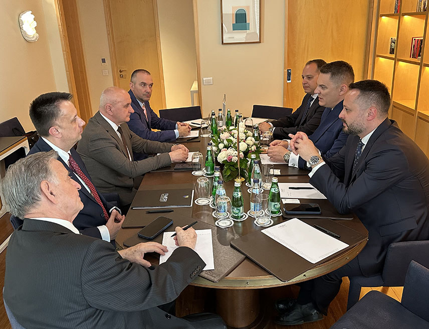 ТИВАТ, 22. АПРИЛА /СРНА/ - Сарадња Републике Српске, Федерације БиХ и Црне Горе у области енергетике од изузетног је значаја, а заједнички наступ и координација активности неопходан су корак ка ефикаснијем позиционирању региона у ширем енергетском контексту, оцијенили су ресорни министри Петар Ђокић, Ведран Лакић и Адмир Шахмановић на састанку у Тивту.