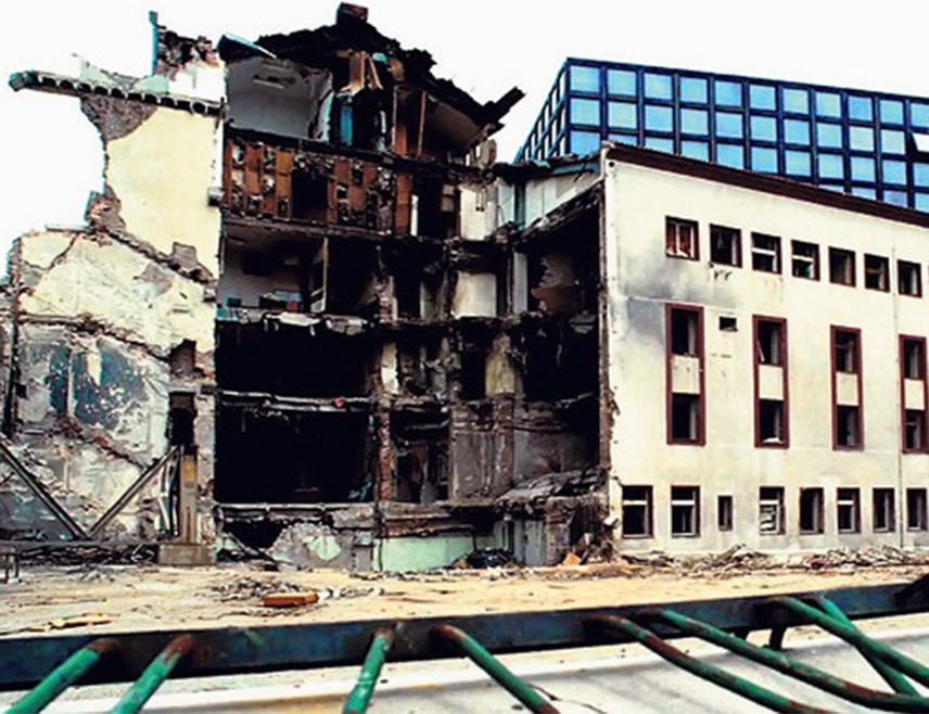 БЕОГРАД, 23. АПРИЛА /СРНА/ - Прије 27 година, у ноћи између 22. и 23. априла, НАТО је бомбардовао зграду Радио-телевизије Србије и убио 16 људи.