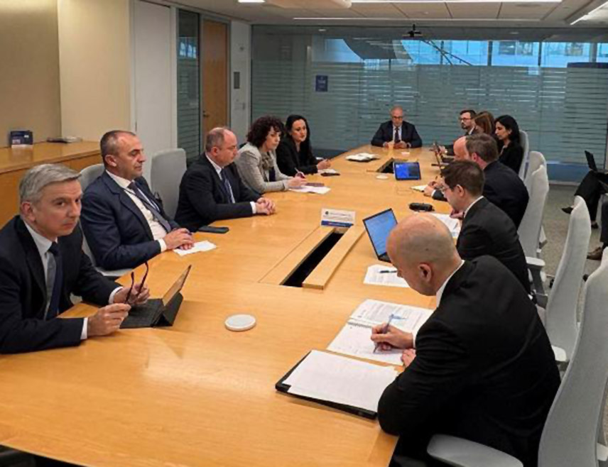 ВАШИНГТОН, 23. АПРИЛА /СРНА/ - Делегација Министарства финансија Републике Српске учествовала је у Вашингтону на прољећном засједању Међународног монетарног фонда /ММФ/ и Свјетске банке, као и Инвестиционом форуму "Кратки разговори" /Small Talks/ на којем су инвеститори показали интерес за област јавних финансија Српске.