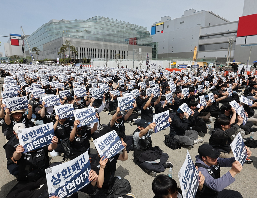 ЈОНГТЕК, 23. АПРИЛА /СРНА-Ројтерс/ - Више десетина хиљада радника компаније "Самсунг електроникс" окупило се у фабричком комплексу јужно од Сеула на протесту због малих плата уочи заказаног штрајка.
