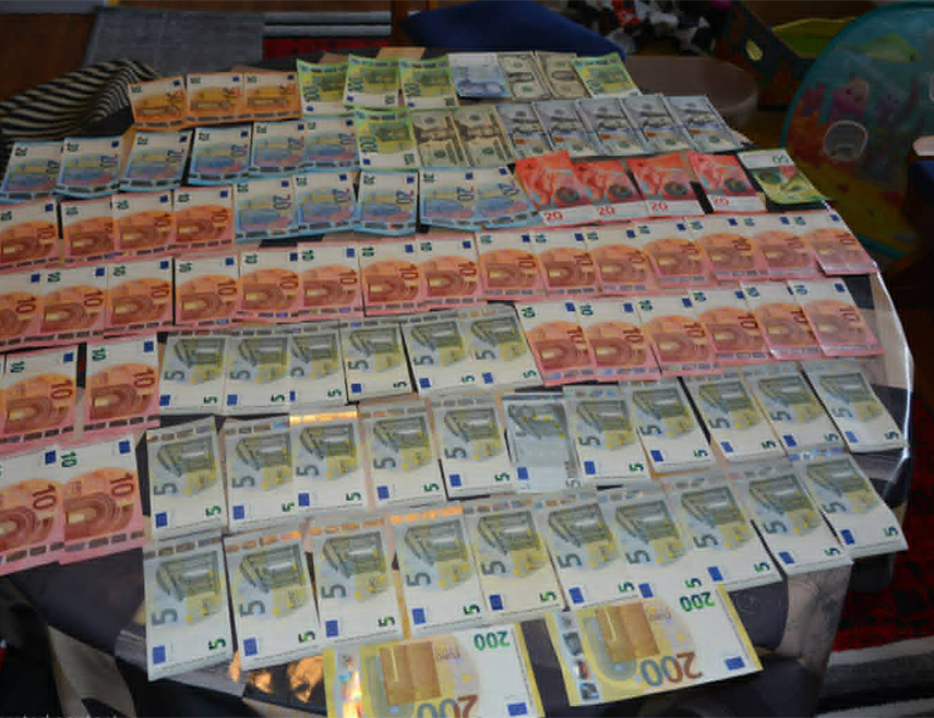 ДОБОЈ, 23. АПРИЛА /СРНА/ - У Теслићу је ухапшено лице чији су иницијали Е.А. из овог града од кога је одузета дрога и одређен износ новца, саопштено је из Полицијске управе Добој.