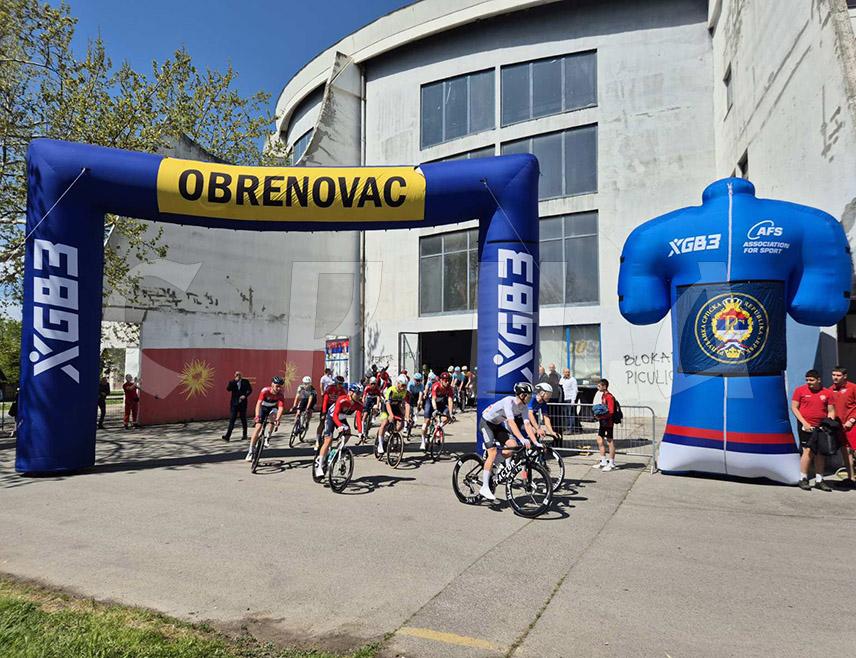 ОБРЕНОВАЦ, 23. АПРИЛА /СРНА/ - Из спортске дворане у Обреновцу стартовала је друга етапа 20. Међународне бициклистичке трке "Београд–Бањалука", а први бициклисти би на циљ у Зворнику требало да стигну око 15.00 часова.