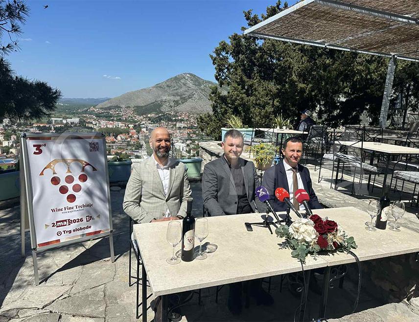 TРЕБИЊЕ, 23. АПРИЛА /СРНА/ - Трећи фестивал вина "Вајн фајн" окупиће 2. маја у Требињу 60 излагача вина, хране и дестилерија из региона, али и дистрибутере који ће промовисати етикете из Италије, Француске и Португала, речено је данас на конференцији за новинаре.