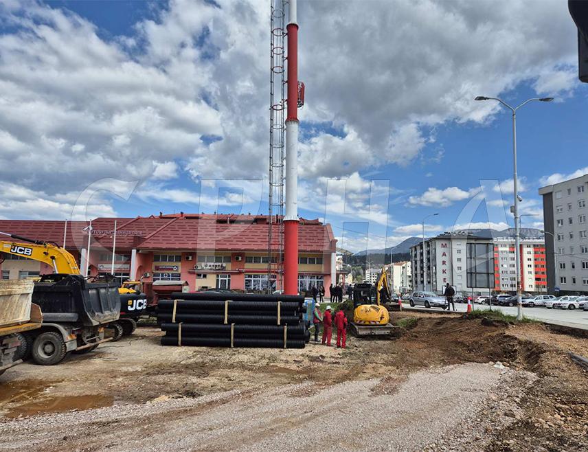 ПАЛЕ, 23. АПРИЛА /СРНА/ - На Палама је званично почела изградња кружне раскрснице код аутобуске станице, на укрштању Карађорђеве и Улице Николе Тесле, једном од најважнијих саобраћајних чворишта у овој градској општини, коју у укупној вриједности 755.000 без ПДВ-а финансира град Источно Сарајево.