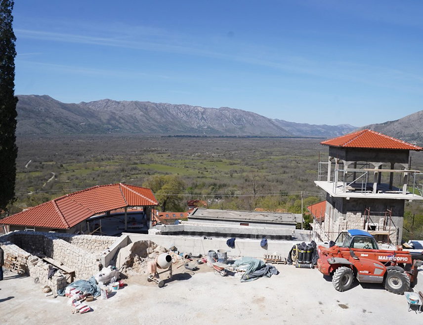 ТРЕБИЊЕ, 23. АПРИЛА /СРНА/ - Друга фаза изградње Духовног центра Мркоњићи је у завршној фази, изграђени су амфитеатар и видиковац и све ће бити спремно за отварање на празник Светог Василија Острошког и Tврдошког 12. маја, рекао је Срни начелник градског Одјељења за капиталне инвестиције Синиша Вучуревић.