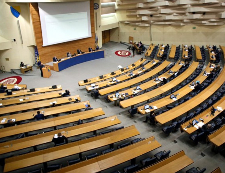 САРАЈЕВО, 23. АПРИЛА /СРНА/ - Посланици Клуба СДА у Представничком дому Парламентарне скупштине БиХ поднијели су данас захтјев за сазивање хитне сједнице о заштити домаће производње у сектору увоза челика и челичних производа.