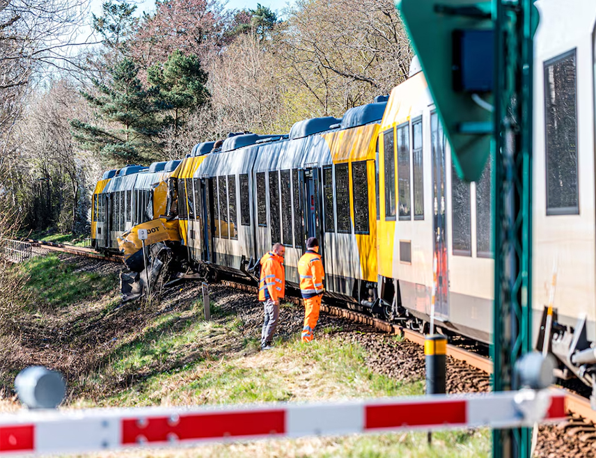 КОПЕНХАГЕН, 23. АПРИЛА /СРНА-Ројтерс/ - У директном судару два воза на локалној линији сјеверно од Копенхагена повријеђено је 18 људи, од којих је пет у критичном стању, саопштиле су данске службе за хитне интервенције.