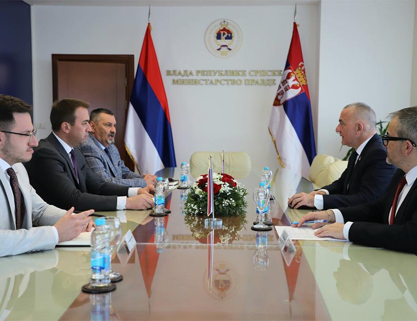 БАЊАЛУКА, 23. АПРИЛА /СРНА/ - Министри правде Републике Српске Горан Селак и Србије Ненад Вујић разматрали су на данашњем састанку у Бањалуци даље кораке који ће бити предузети имајући у виду да је генералу Ратку Младићу угрожен живот у затворској  болници у Хагу.