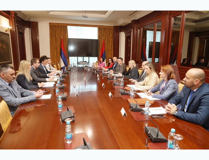 БАЊАЛУКА, 23. АПРИЛА /СРНА/ - Министар правде Републике Српске Горан Селак изјавио је након састанка са представницима тужилачког система у Српској да је неопходно појачати борбу против корупције и организованог криминала, уз унапређење ефикасности рада тужилаштава.