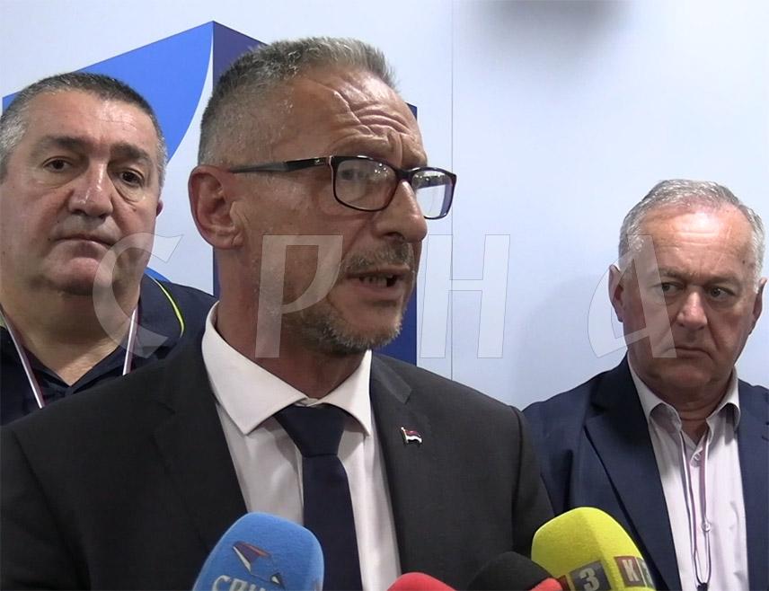 ИСТОЧНО САРАЈЕВО, 23. АПРИЛА /СРНА/ - Министар рада и борачко-инвалидске заштите Републике Српске Радан Остојић рекао је данас да су демобилисани борци Војске Републике Српске незадовољни нехуманим односом којем је у Хашком трибуналу изложен њихов ратни командант Ратко Младић.