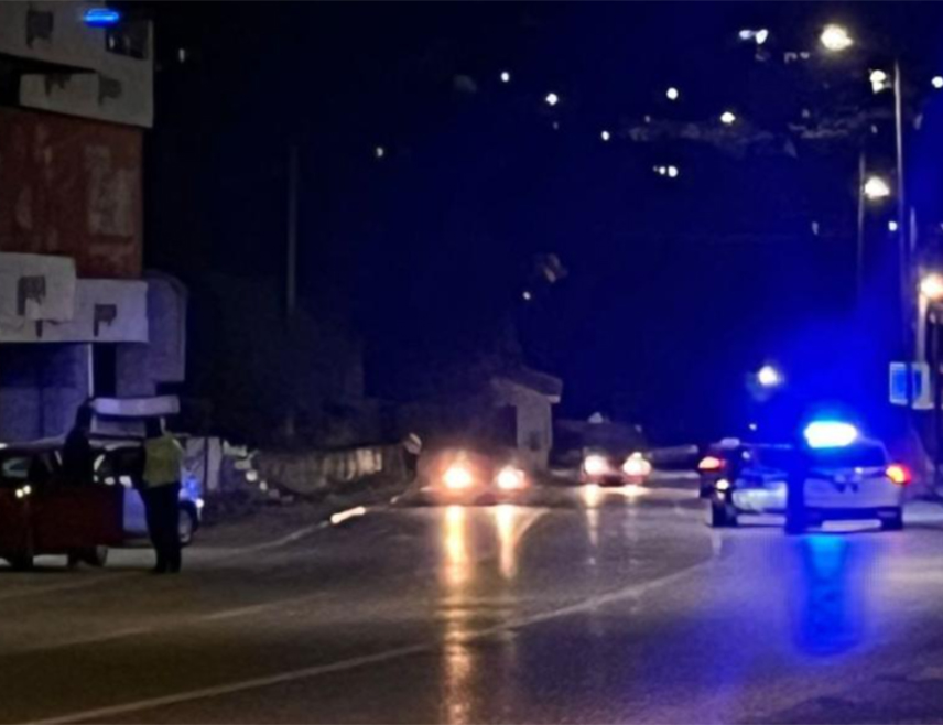 ПОДГОРИЦА, 24. АПРИЛА /СРНА/ - Трогодишње дијете из Подгорице погинуло је у Сутомору када се приликом изласка из аутобуса истргло из руку мајке, након чега га је ударило возило.