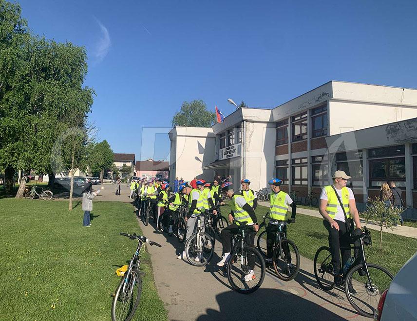 КОСТАЈНИЦА, 24. АПРИЛА /СРНА/ - Основци и средњошколци из Костајнице, њих 45, јутрос је бициклима кренуло на "Пут сјећања" до Доње Градине чиме ће обиљежити Дан сјећања на жртве геноцида у логору Јасеновац и његовом највећем стратишту Доњој Градини.