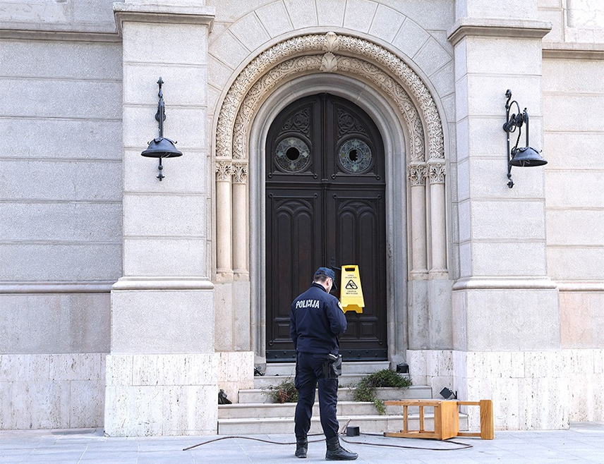 ЗАГРЕБ, 24. АПРИЛА /СРНА/ - Четрдесетдеветогодишњи мушкарац осумњичен је да је нанио материјалну штету на Саборном храму Преображења Господњег у Загребу, при чему је починио злочин из мржње због вјероисповијести.